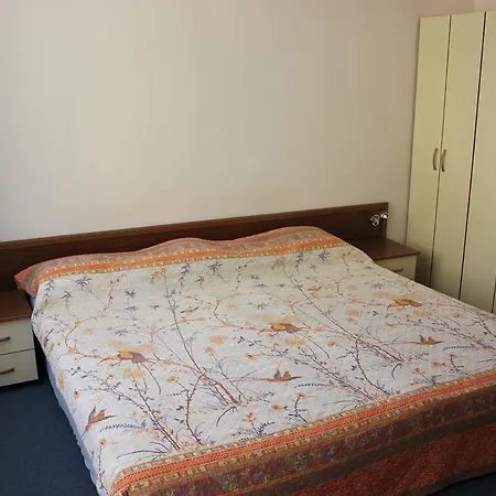 Family Electra 2* פומורי